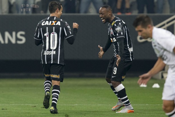 Love e Jadson marcaram nos últimos três jogos do Timão na Arena Corinthians